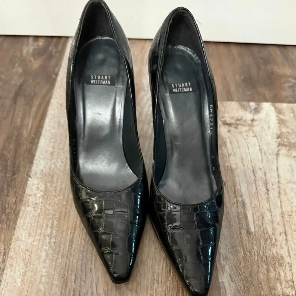 Stuart Weitzman women’s pumps in black crocodile-embossed leather in size 5 EUC